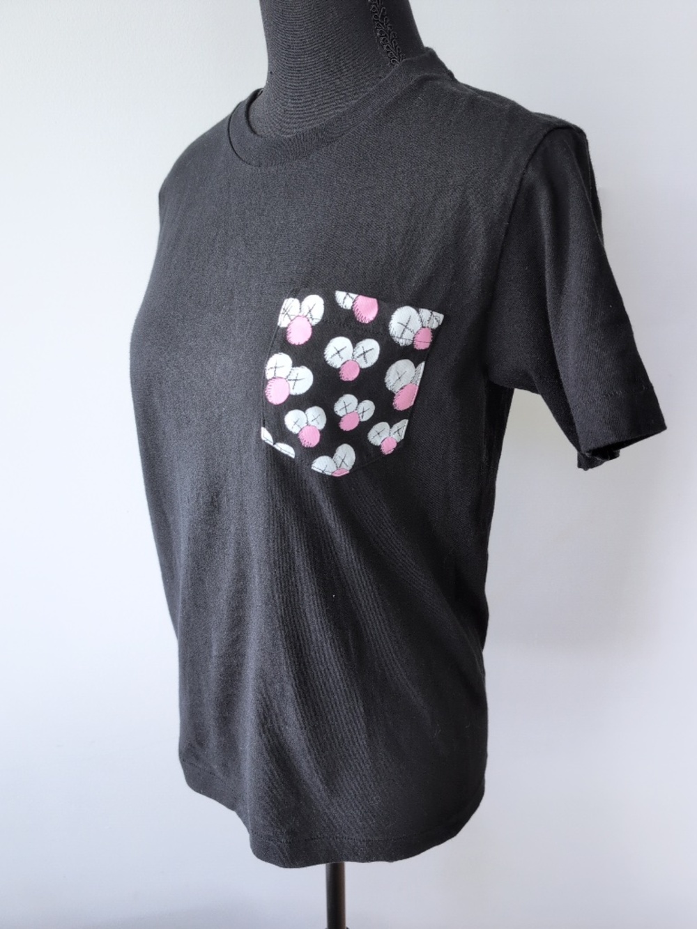 KAWS x UNIQLO BFF Pocket Graphic Tee Shirt Black Graphic Tee Size XS